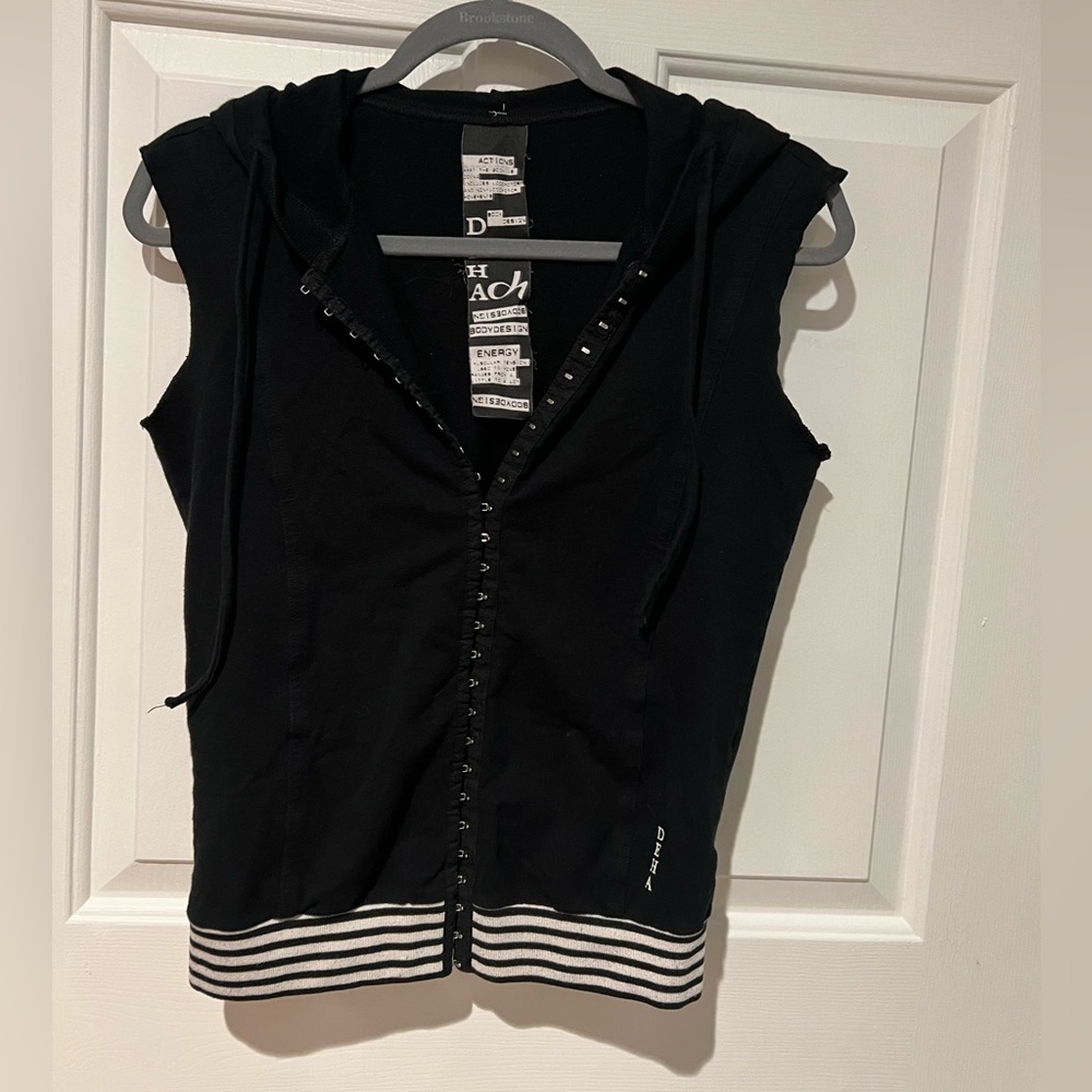 Women’s sportive sleeveless hoodie top